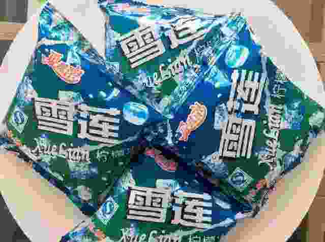 雪莲冰块20年没涨价受追捧：5毛一袋只赚几分钱，网友发起“雪糕文学”力撑